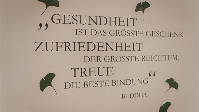 Buddha-Zitat an der Praxiswand